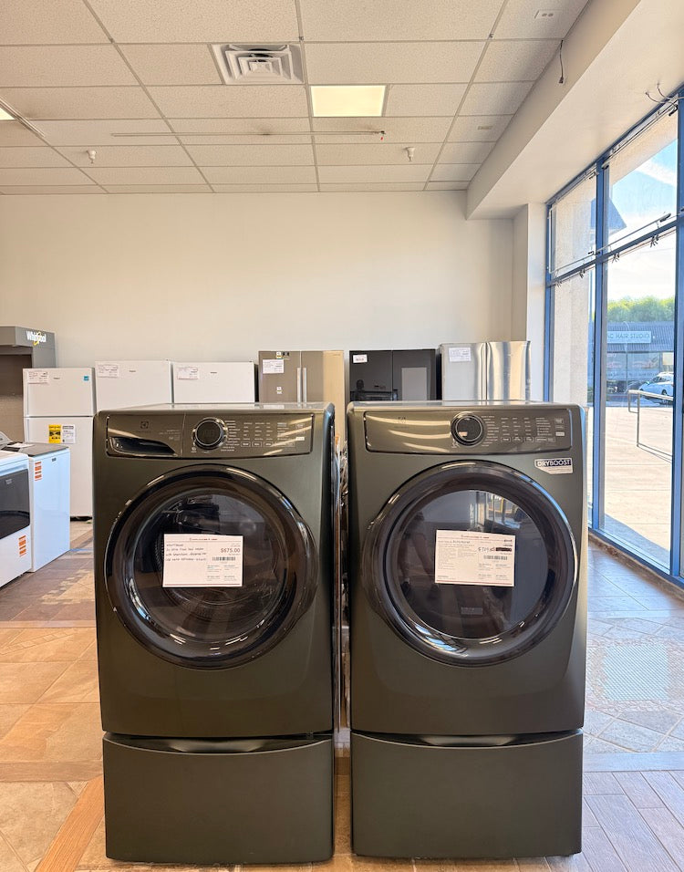 Washer and dryer pair in showroom at Appliances 4 Less Santa Clarita